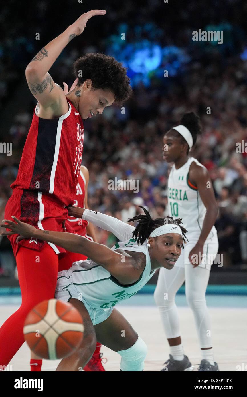 Parigi, Francia. 7 agosto 2024. Brittney Griner (15) degli Stati Uniti si imbatte con Ezinne Kalu della Nigeria (23) durante una partita di pallacanestro femminile ai quarti di finale ai Giochi Olimpici di Parigi 2024 a Parigi, Francia, mercoledì 7 agosto 2024. Foto di Richard Ellis/UPI credito: UPI/Alamy Live News Foto Stock