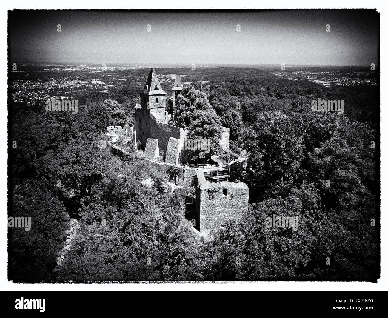 Ammira il castello di Frankenstein verso Darmstadt e Francoforte, con un look cinematografico in bianco e nero Foto Stock