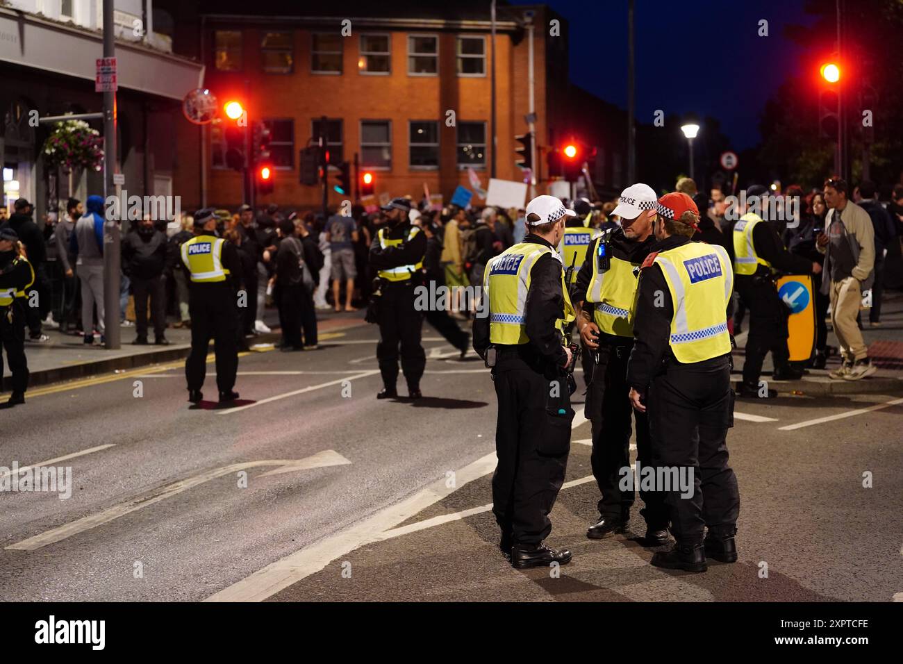 La gente inizia a disperdersi in una protesta anti-razzismo a Walthamstow, Londra. Data foto: Mercoledì 7 agosto 2024. Foto Stock