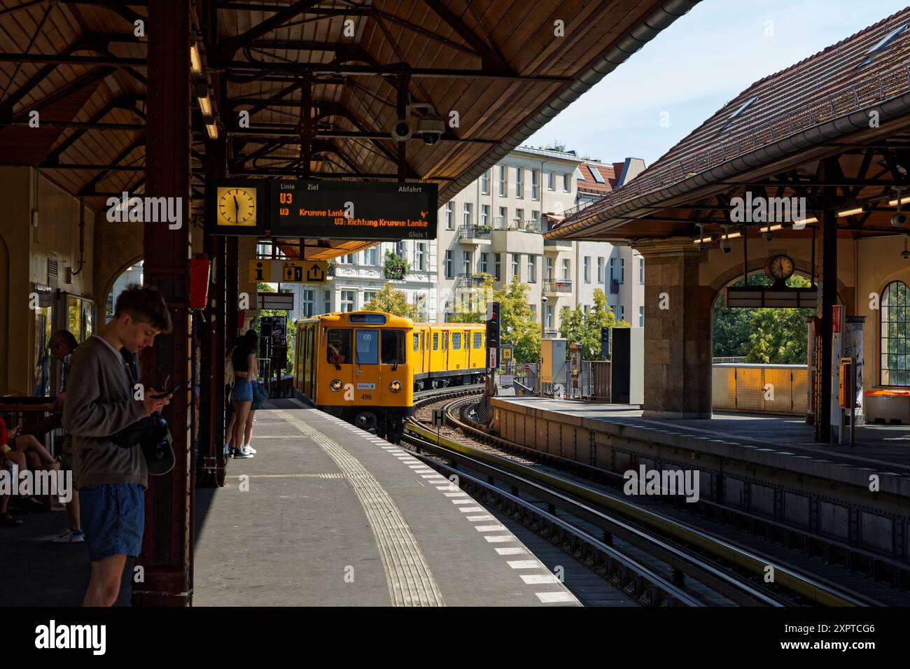 Hochbahnzug der Berliner U-Bahn 2024-08-07 Deutschland, Berlin Kleinprofil-Stammstrecke der Berliner U-Bahn, Die stählerne Hochbahn zwischen den Stationen Warschauer Straße in Friedrichshain und Gleisdreick in Kreuzberg, heute das Zuhause der Linien U1 und U3 mit Zügen der Alt-Baureihen G und A3L-sowie der Nereihen der HK Baureihen. Im Bild ein U1-Zug der Reihe A3L zwischen am Bf. Schlesisches Tor. *** Treno sopraelevato della metropolitana di Berlino 2024 08 07 Germania, Berlino piccolo profilo linea principale della metropolitana di Berlino, la linea sopraelevata in acciaio tra le stazioni di Warschauer Straße a Friedrichsh Foto Stock