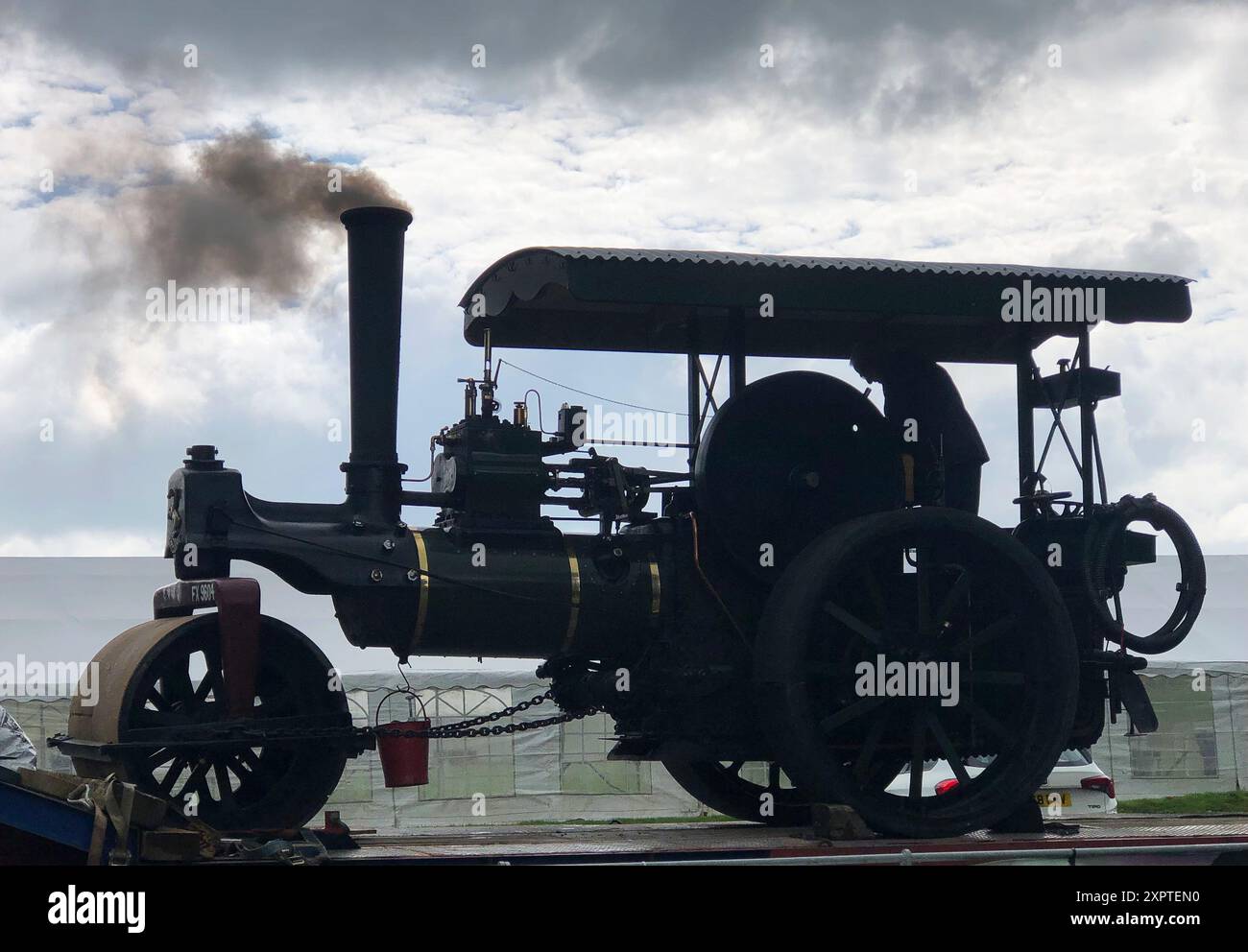 Un motore a vapore vecchio di 100 anni in silhouette nel Wyndham WWI Memorial Park di Grantham Foto Stock