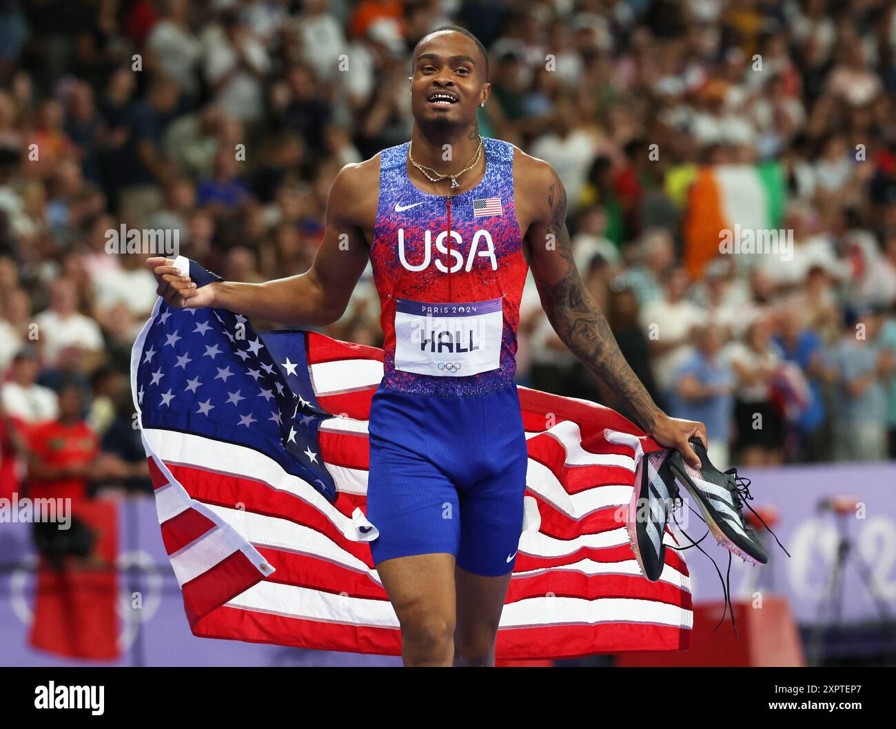 Parigi, Francia. 7 agosto 2024. Quincy Hall of the U.S. celebra dopo aver vinto la finale maschile dei 400 m durante la gara di atletica leggera dei Giochi Olimpici di Parigi 2024 allo Stade de France di Parigi, Francia, mercoledì 7 agosto 2024. Matthew Hudson-Smith della Gran Bretagna vinse l'argento e Muzala Samukonga dello Zambia prese il bronzo. Foto di Hugo Philpott/UPI. Crediti: UPI/Alamy Live News Foto Stock