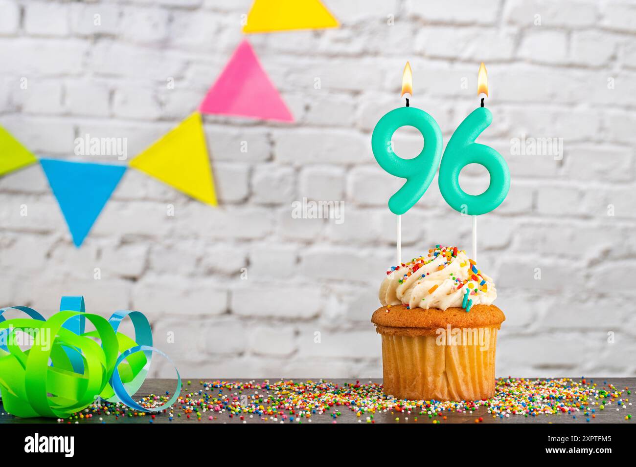 Candle Number 96 - Festa di compleanno con cupcake Foto Stock
