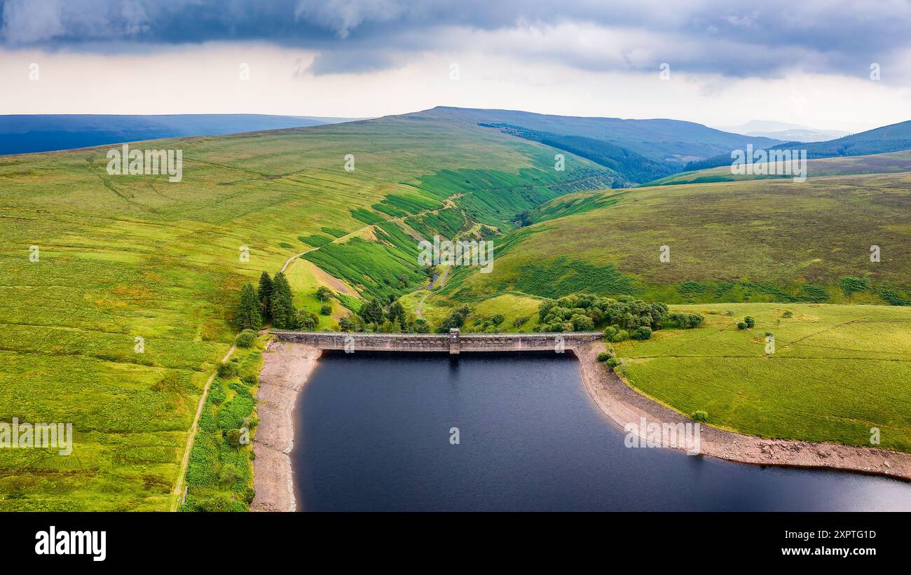 Vista aerea di un bacino idrico in una valle verde in un pomeriggio tempestoso (grwyne fawr, Brecon Beacons) Foto Stock