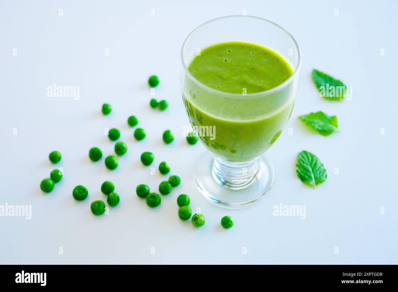 Frullato verde con frutta e verdura biologica su sfondo bianco Foto Stock