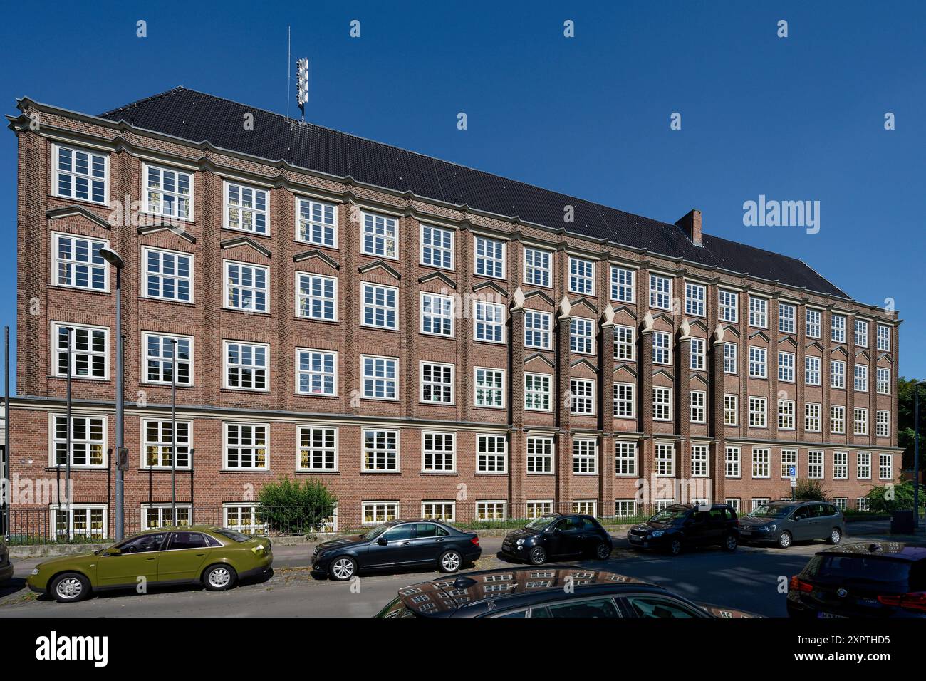 L'edificio scolastico in mattoni della Theodor-Heuss-Realschule di Colonia Sülz Foto Stock