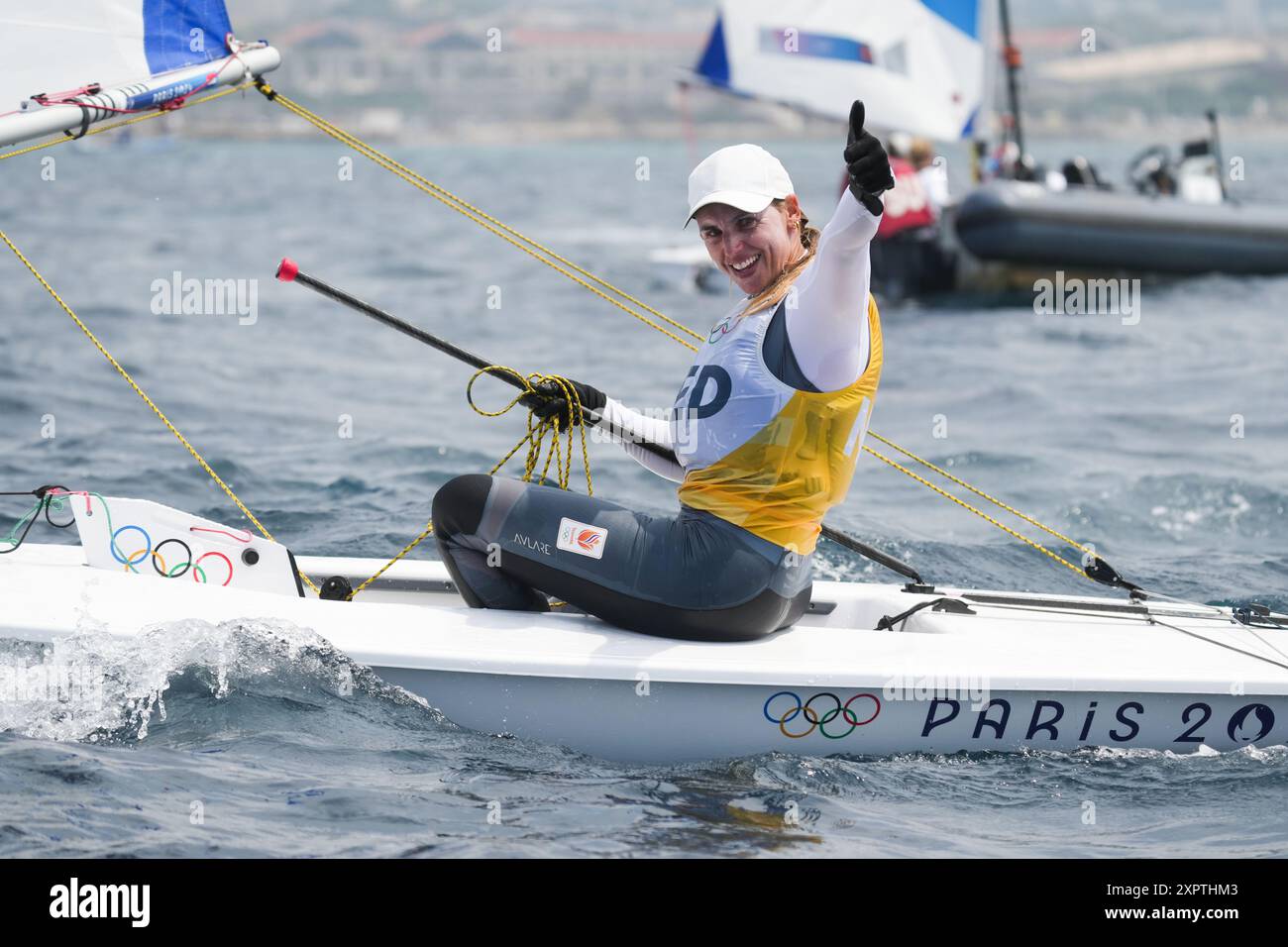 Marsiglia, Francia. 7 agosto 2024. Marit Bouwmeester, Paesi Bassi, celebra dopo la gara di medaglie di gommone femminile delle gare veliche dei Giochi Olimpici di Parigi 2024 al Marsiglia Marina di Marsiglia, Francia, 7 agosto 2024. Crediti: Zheng Huansong/Xinhua/Alamy Live News Foto Stock