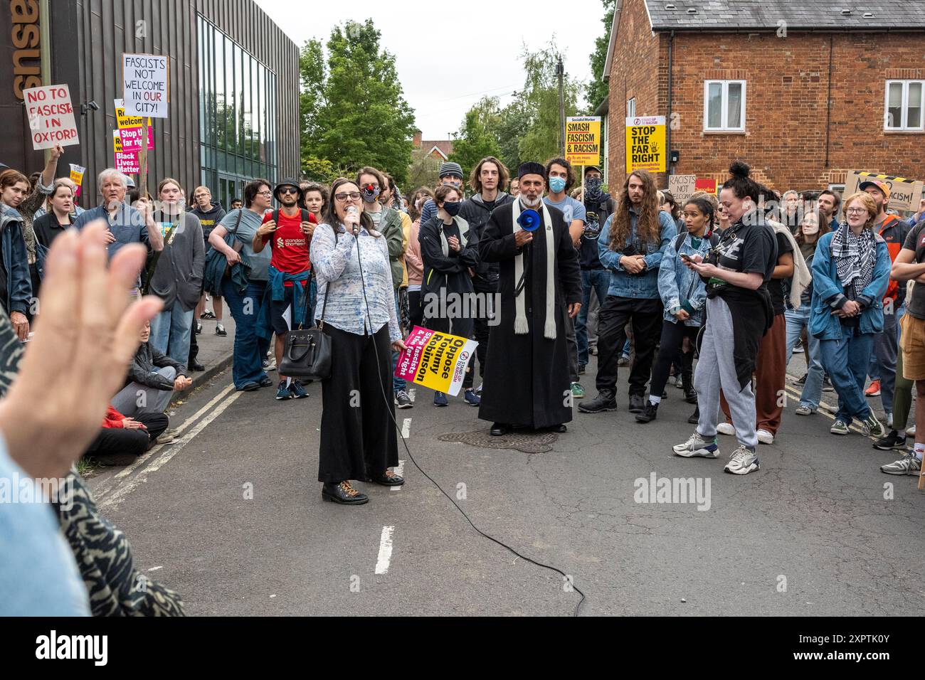 Centinaia di manifestanti anti-razzisti hanno costituito uno scudo protettivo fuori dal centro di accoglienza per l'asilo sulla Magdalen Road a est di Oxford, portando cartelli, cantando e cantando a sostegno di rifugiati e immigrati di fronte alle voci di un'azione di estrema destra di mercoledì sera. Foto Stock