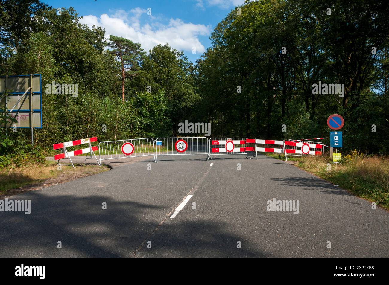 Woudenberg, Paesi Bassi.8 agosto 2024.i cartelli di avvertimento su come gestire un incontro con i lupi sono collocati agli ingressi della tenuta naturale "Den Treek". Gran parte è ora chiusa al pubblico dopo un altro incidente con i camminatori e un lupo. Credito: Pmvfoto/Alamy Live News Foto Stock