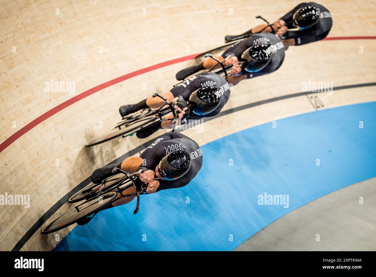 La squadra neozelandese gareggia durante la finale di inseguimento a squadre olimpiche di ciclismo su pista ai Giochi olimpici di Saint-Quentin-en-Yvelines Velodrome, Monti Foto Stock