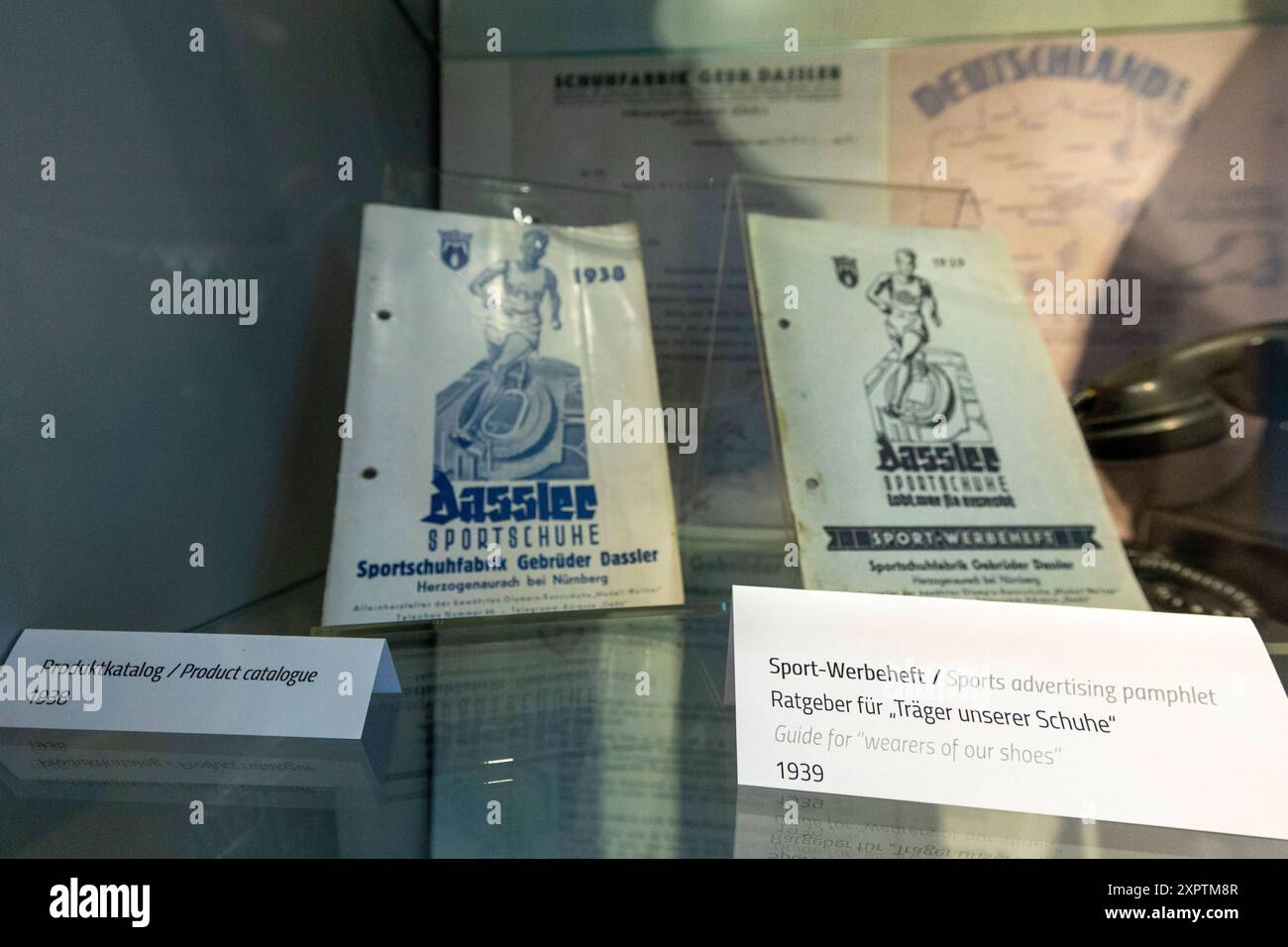 Reportage Sonderausstellung im Stadtmuseum Herzogenauarch zur 100 jährigen Gründung der Schuhfabrik Gebrüder Dassler in Herzogenaurach am 1. Juli 1924, der gemeinsame Schuhfabrik von Adolf und Rudolf Dassler, Die späteren Gründer der Firmen adidas u Exponate, teilweise aus Privatbesitz, teilweise zum ersten mal ausgestellt Herzogenaurach Bayern Deutschland *** Reportage mostra speciale nel Museo della città di Herzogenaurach nel 100° anniversario della fondazione della fabbrica di scarpe Dassler Brothers a Herzogenaurach il 1° luglio 1924, la fabbrica di scarpe congiunta di Adolf e Rudolf Dassler, il successivo Foto Stock
