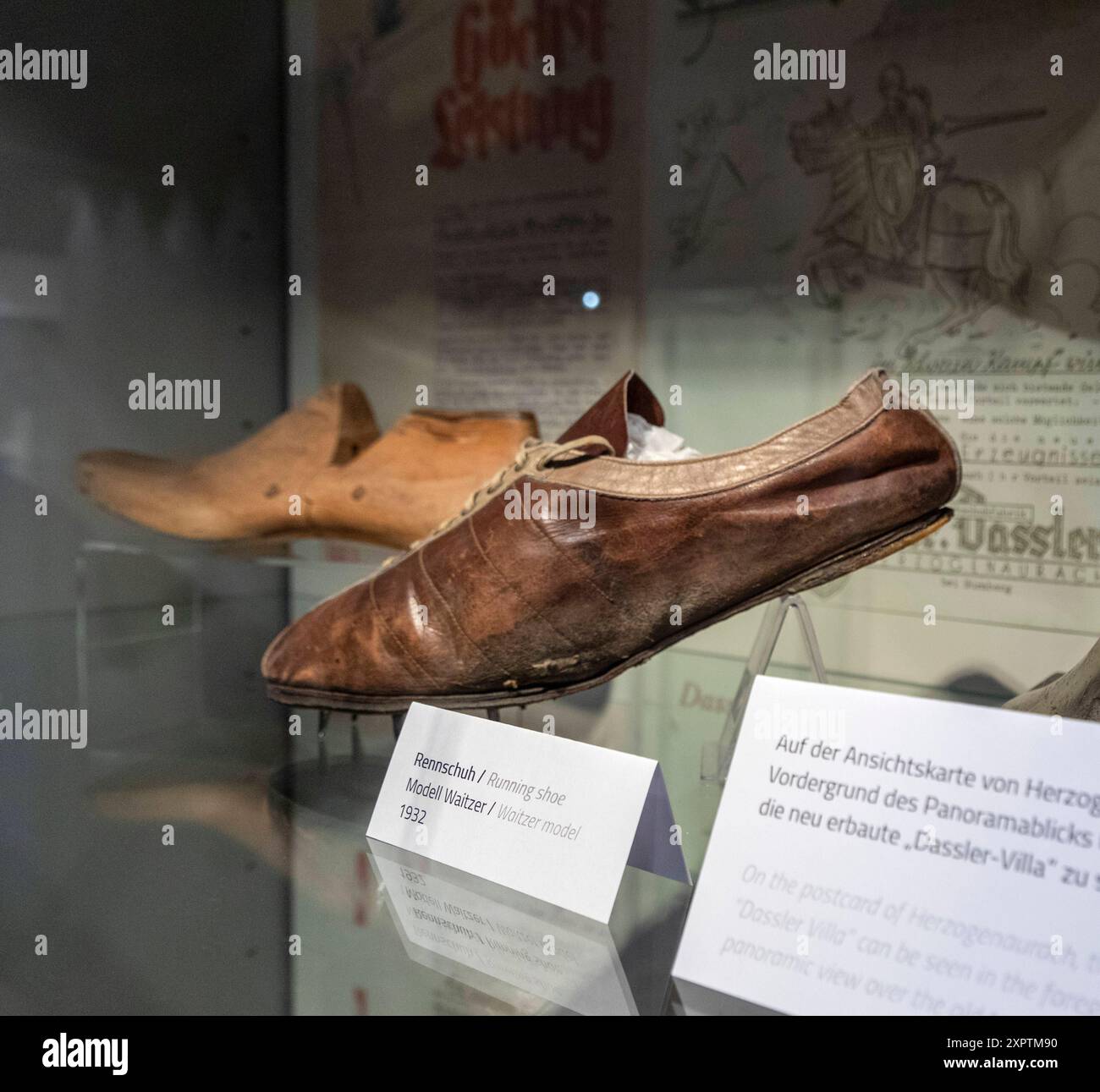 Reportage Sonderausstellung im Stadtmuseum Herzogenauarch zur 100 jährigen Gründung der Schuhfabrik Gebrüder Dassler in Herzogenaurach am 1. Juli 1924, der gemeinsame Schuhfabrik von Adolf und Rudolf Dassler, Die späteren Gründer der Firmen adidas u Exponate, teilweise aus Privatbesitz, teilweise zum ersten mal ausgestellt Herzogenaurach Bayern Deutschland *** Reportage mostra speciale nel Museo della città di Herzogenaurach nel 100° anniversario della fondazione della fabbrica di scarpe Dassler Brothers a Herzogenaurach il 1° luglio 1924, la fabbrica di scarpe congiunta di Adolf e Rudolf Dassler, il successivo Foto Stock