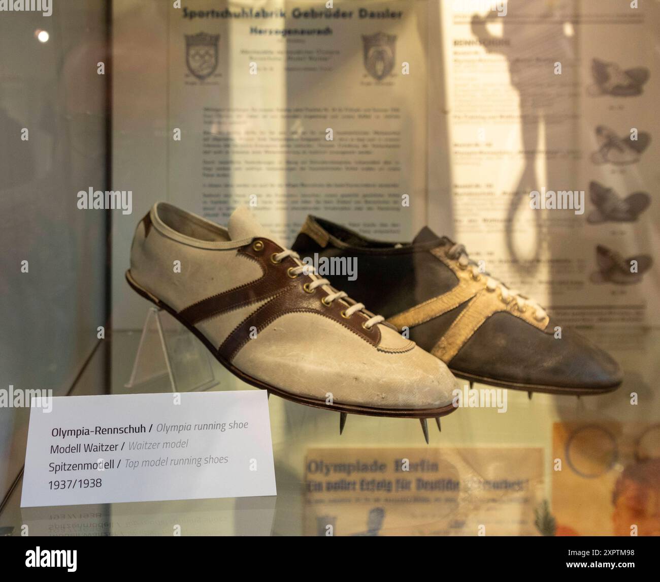 Reportage Sonderausstellung im Stadtmuseum Herzogenauarch zur 100 jährigen Gründung der Schuhfabrik Gebrüder Dassler in Herzogenaurach am 1. Juli 1924, der gemeinsame Schuhfabrik von Adolf und Rudolf Dassler, Die späteren Gründer der Firmen adidas u Exponate, teilweise aus Privatbesitz, teilweise zum ersten mal ausgestellt Herzogenaurach Bayern Deutschland *** Reportage mostra speciale nel Museo della città di Herzogenaurach nel 100° anniversario della fondazione della fabbrica di scarpe Dassler Brothers a Herzogenaurach il 1° luglio 1924, la fabbrica di scarpe congiunta di Adolf e Rudolf Dassler, il successivo Foto Stock