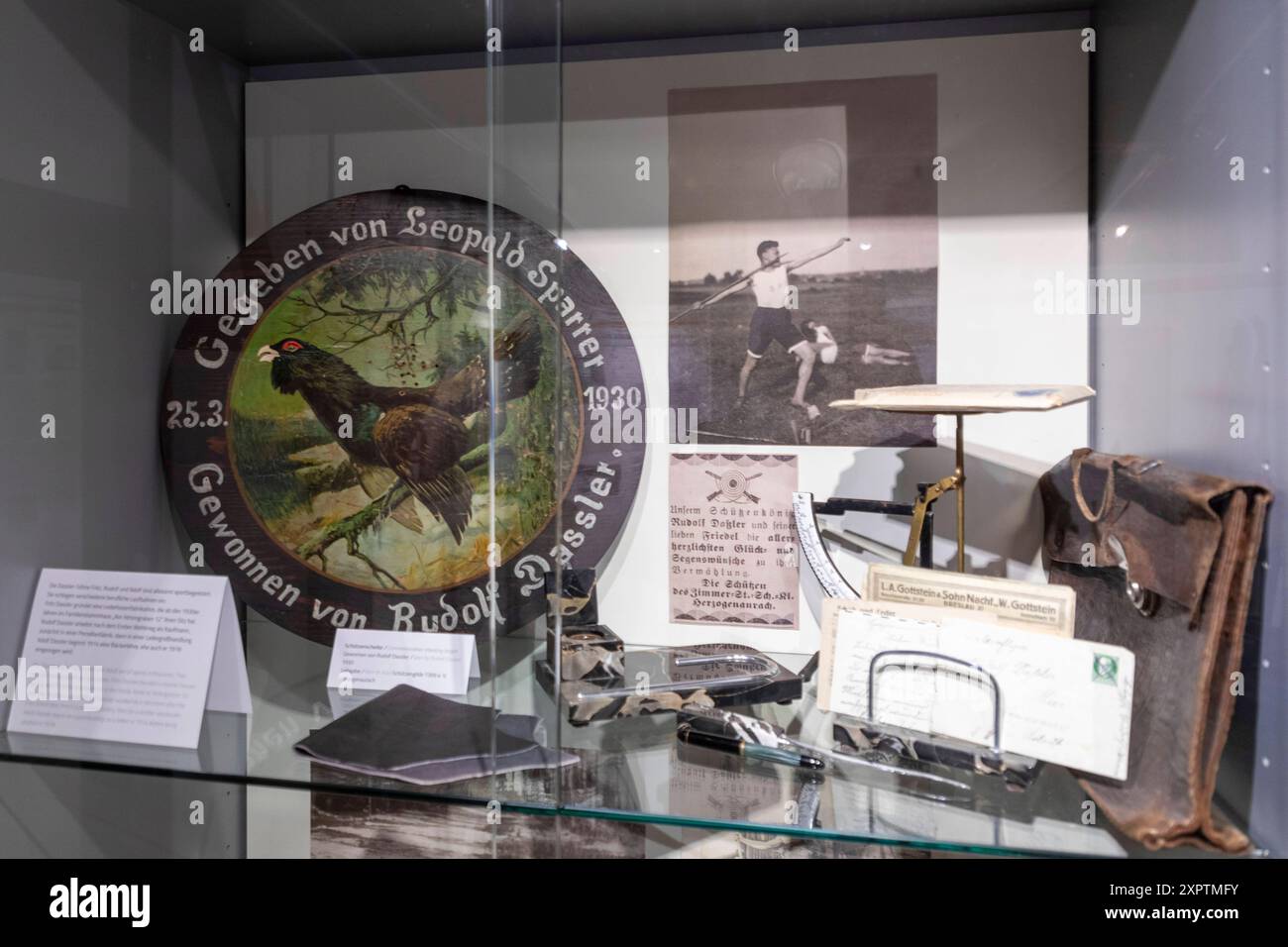 Reportage Sonderausstellung im Stadtmuseum Herzogenauarch zur 100 jährigen Gründung der Schuhfabrik Gebrüder Dassler in Herzogenaurach am 1. Juli 1924, der gemeinsame Schuhfabrik von Adolf und Rudolf Dassler, Die späteren Gründer der Firmen adidas u Exponate, teilweise aus Privatbesitz, teilweise zum ersten mal ausgestellt Herzogenaurach Bayern Deutschland *** Reportage mostra speciale nel Museo della città di Herzogenaurach nel 100° anniversario della fondazione della fabbrica di scarpe Dassler Brothers a Herzogenaurach il 1° luglio 1924, la fabbrica di scarpe congiunta di Adolf e Rudolf Dassler, il successivo Foto Stock