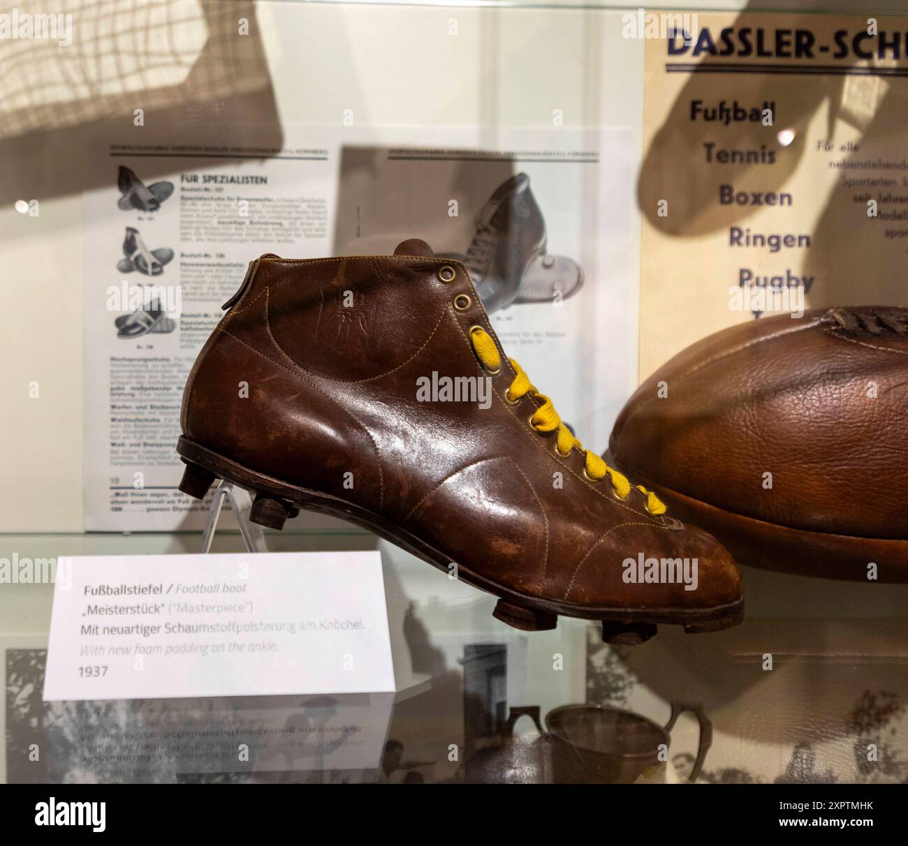 Reportage Sonderausstellung im Stadtmuseum Herzogenauarch zur 100 jährigen Gründung der Schuhfabrik Gebrüder Dassler in Herzogenaurach am 1. Juli 1924, der gemeinsame Schuhfabrik von Adolf und Rudolf Dassler, Die späteren Gründer der Firmen adidas u Exponate, teilweise aus Privatbesitz, teilweise zum ersten mal ausgestellt Herzogenaurach Bayern Deutschland *** Reportage mostra speciale nel Museo della città di Herzogenaurach nel 100° anniversario della fondazione della fabbrica di scarpe Dassler Brothers a Herzogenaurach il 1° luglio 1924, la fabbrica di scarpe congiunta di Adolf e Rudolf Dassler, il successivo Foto Stock