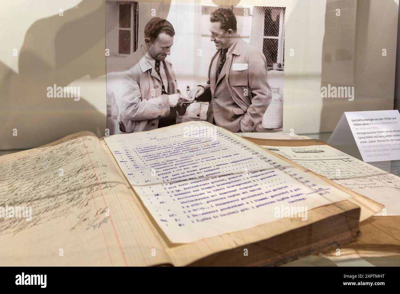 Reportage Sonderausstellung im Stadtmuseum Herzogenauarch zur 100 jährigen Gründung der Schuhfabrik Gebrüder Dassler in Herzogenaurach am 1. Juli 1924, der gemeinsame Schuhfabrik von Adolf und Rudolf Dassler, Die späteren Gründer der Firmen adidas u Exponate, teilweise aus Privatbesitz, teilweise zum ersten mal ausgestellt Herzogenaurach Bayern Deutschland *** Reportage mostra speciale nel Museo della città di Herzogenaurach nel 100° anniversario della fondazione della fabbrica di scarpe Dassler Brothers a Herzogenaurach il 1° luglio 1924, la fabbrica di scarpe congiunta di Adolf e Rudolf Dassler, il successivo Foto Stock