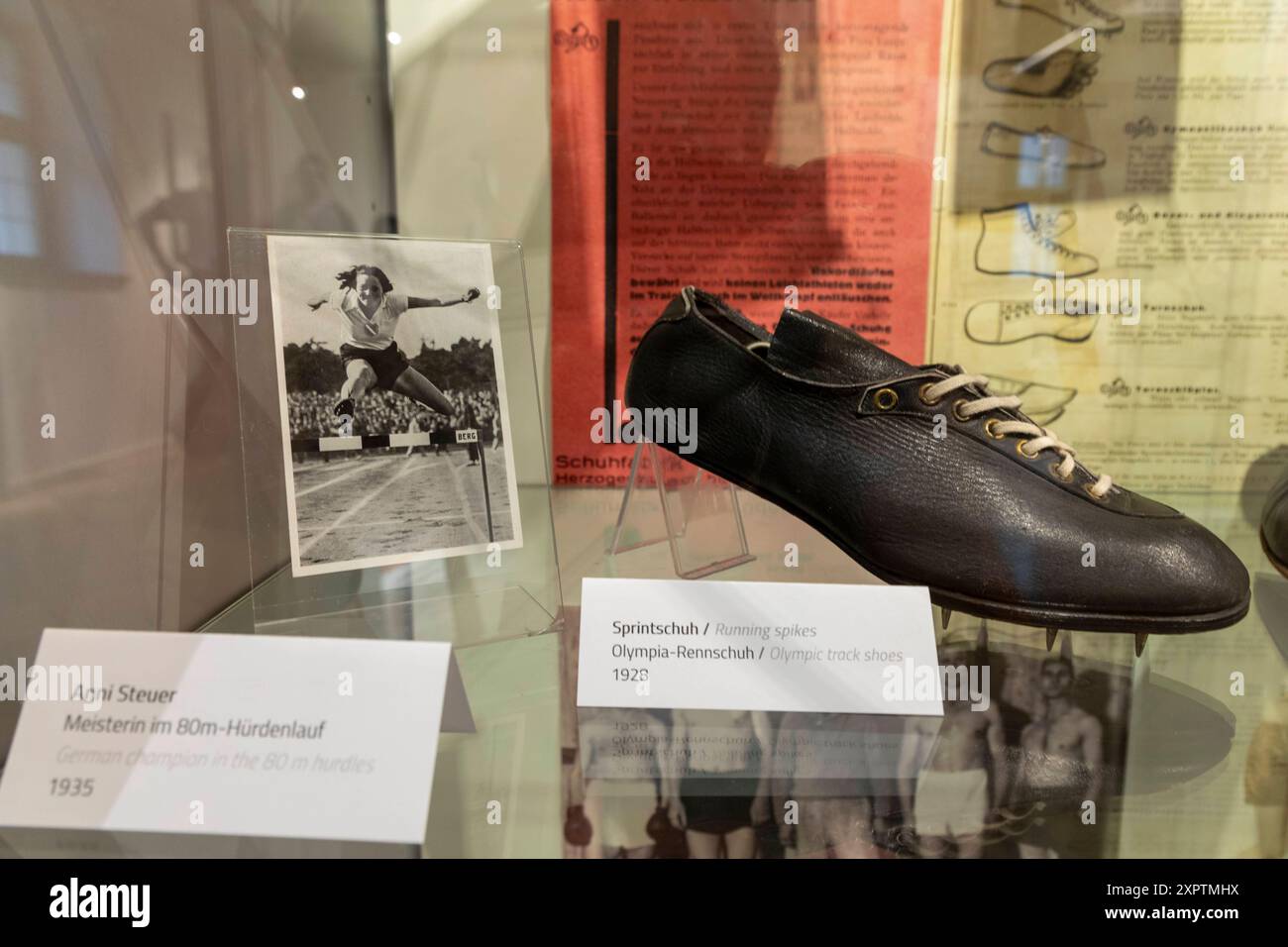 Reportage Sonderausstellung im Stadtmuseum Herzogenauarch zur 100 jährigen Gründung der Schuhfabrik Gebrüder Dassler in Herzogenaurach am 1. Juli 1924, der gemeinsame Schuhfabrik von Adolf und Rudolf Dassler, Die späteren Gründer der Firmen adidas u Exponate, teilweise aus Privatbesitz, teilweise zum ersten mal ausgestellt Herzogenaurach Bayern Deutschland *** Reportage mostra speciale nel Museo della città di Herzogenaurach nel 100° anniversario della fondazione della fabbrica di scarpe Dassler Brothers a Herzogenaurach il 1° luglio 1924, la fabbrica di scarpe congiunta di Adolf e Rudolf Dassler, il successivo Foto Stock