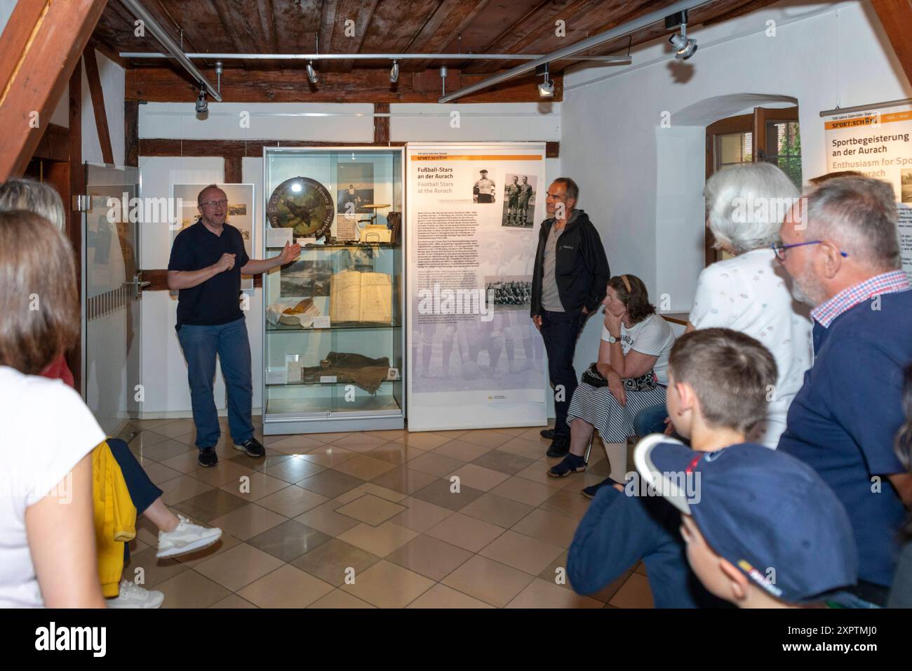 Reportage Sonderausstellung im Stadtmuseum Herzogenauarch zur 100 jährigen Gründung der Schuhfabrik Gebrüder Dassler in Herzogenaurach am 1. Juli 1924, der gemeinsame Schuhfabrik von Adolf und Rudolf Dassler, Die späteren Gründer der Firmen adidas u Offene Führung durch die Sonderausstellung durch Dr. Christian Hoyer Herzogenaurach Bayern Deutschland *** Reportage esposizione speciale presso il Museo della città di Herzogenaurach nel 100° anniversario della fondazione della fabbrica di scarpe Gebrüder Dassler a Herzogenaurach il luglio 1924, la fabbrica di scarpe congiunta di Adolf e Rudolf Dassler, il più tardi trovato Foto Stock