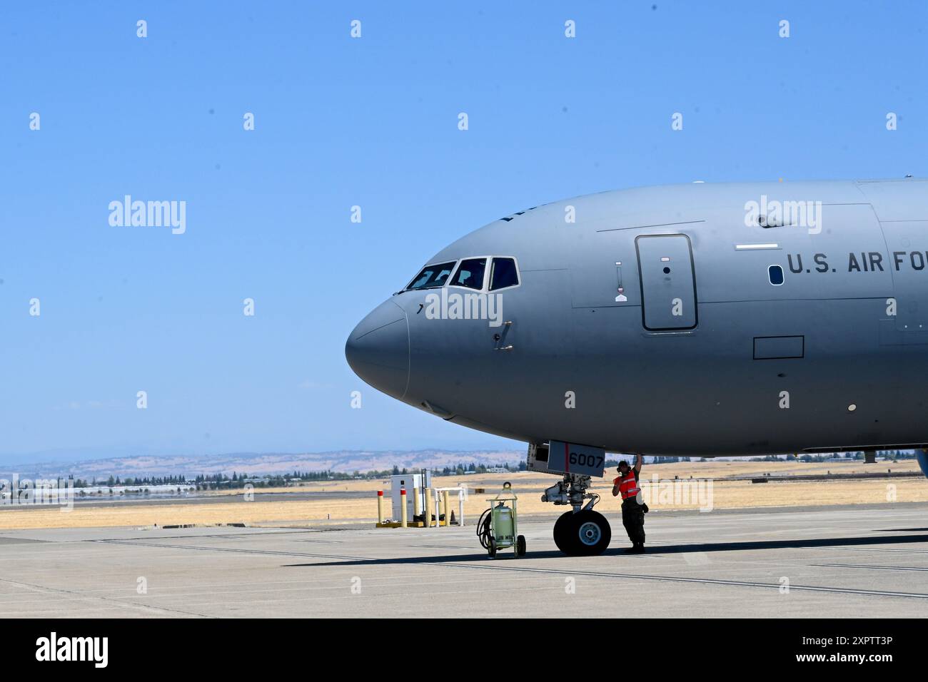 Un manutentore del 22nd Maintenance Squadron prepara un KC-46 Pegasus per Bamboo Eagle 24-3 il 5 agosto 2024, presso l'aeroporto di Sacramento Mather, California. Il 22nd MXS fornisce capacità critiche di supporto a terra per la nuova nave cisterna dell'Air Force, esplodendo in teatro accanto al 22nd Air Refueling Wing durante Bamboo Eagle, un'esercitazione costiera che mette alla prova l'integrazione di mobilità, combattimento, bombardieri, aerei congiunti e alleati, che è la chiave per il successo della forza congiunta e dei partner internazionali. BE 24-3 di questa iterazione è un esempio di come l'Air Force implementa esercitazioni su larga scala e missio Foto Stock