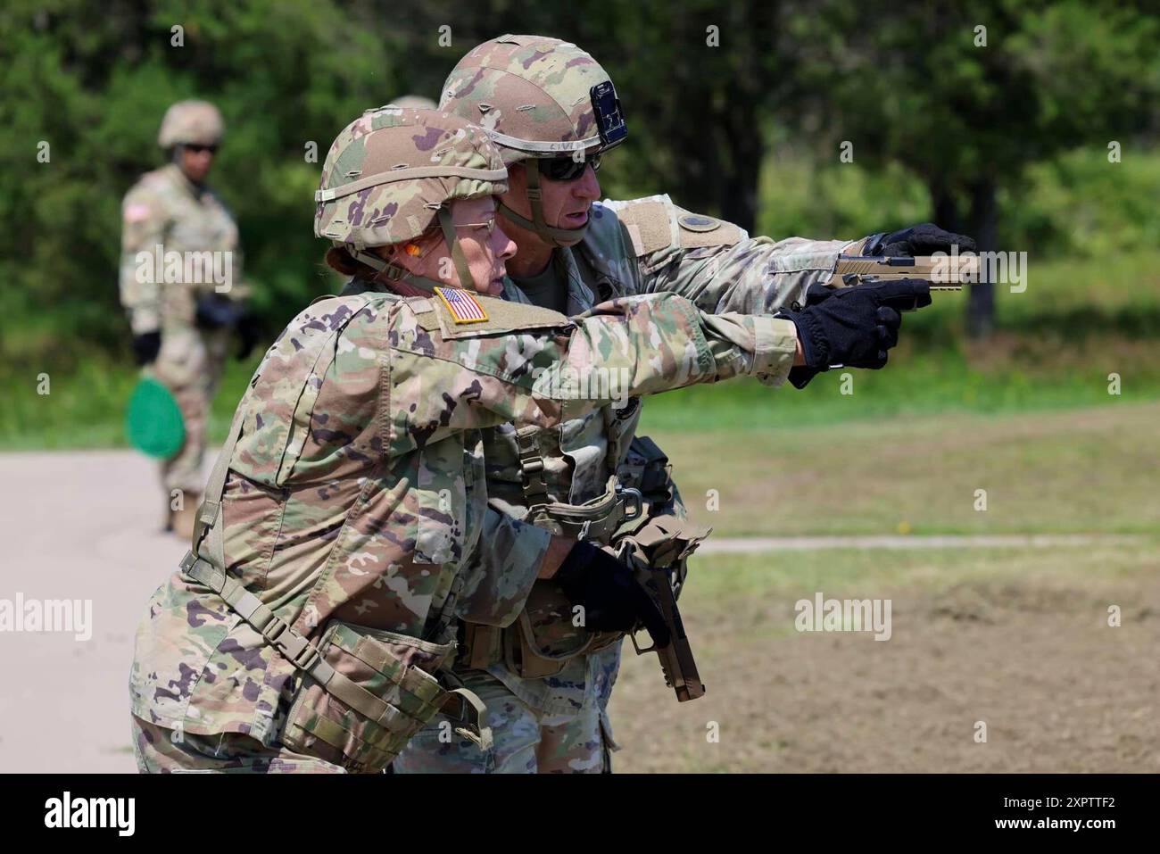 I soldati completano l'addestramento per le pistole il 17 luglio 2024, in un campo di tiro vivo a Fort McCoy, Wisconsin, come parte delle operazioni di addestramento per la 87th Training Division's Warrior Exercise (WAREX) 87-24-02. La WAREX ha portato tutti i tipi di unità della riserva dell'esercito da tutta la nazione a Fort McCoy per condurre simulazioni reali e simili alla guerra per preparare i soldati alle operazioni di combattimento. (Foto dell'esercito statunitense del capitano Christina Winters/84th Training Command Public Affairs) Foto Stock