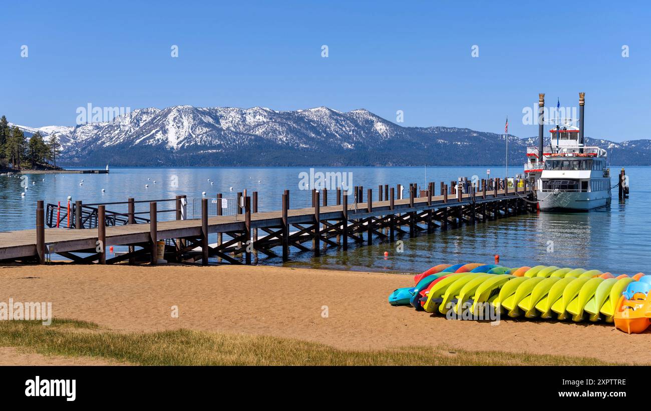 Zephyr Cove - Una tranquilla e soleggiata mattina di primavera sulla spiaggia di Zephyr Cove, lago Tahoe, California-Nevada, Stati Uniti. Foto Stock
