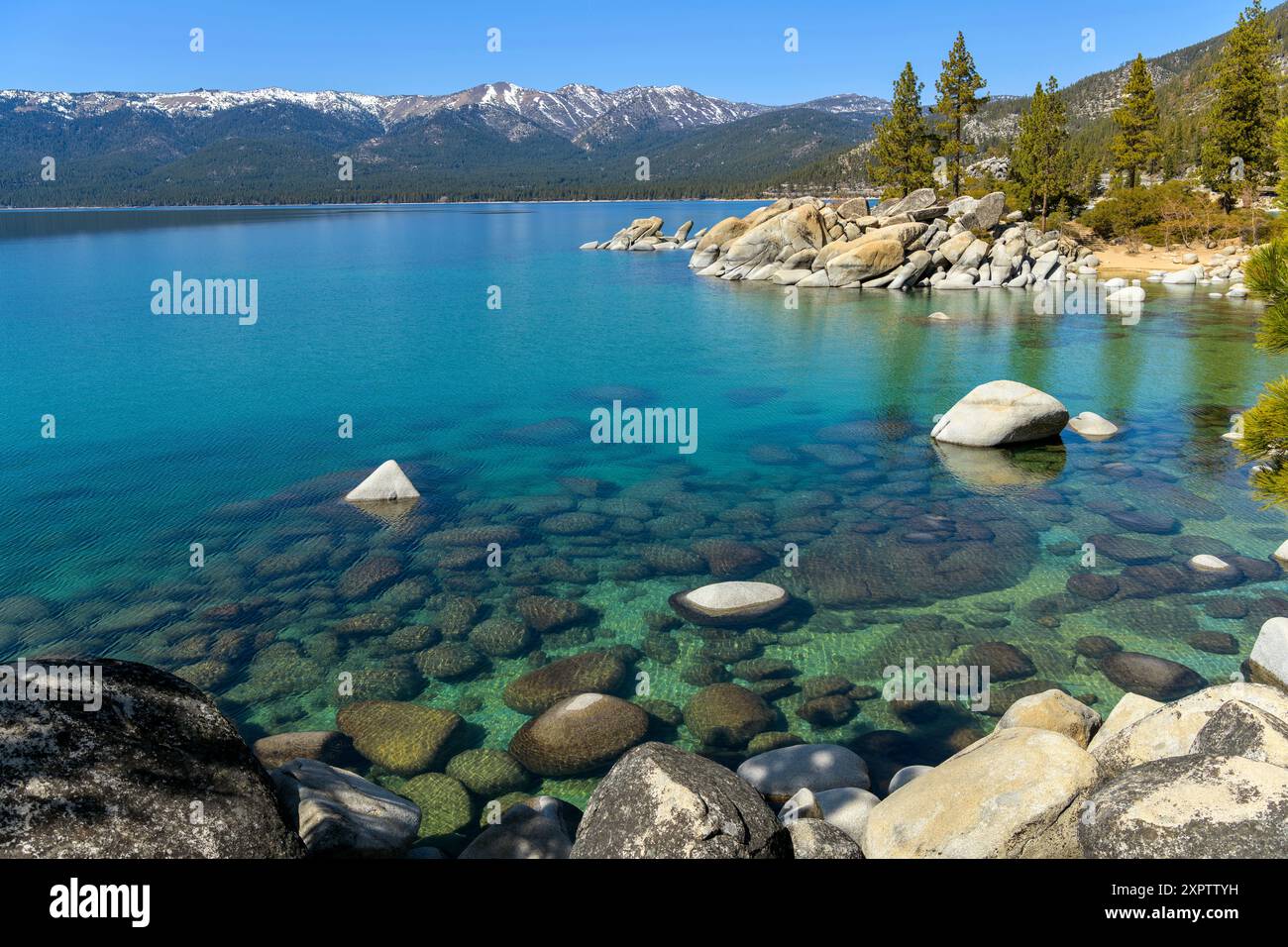 Sand Harbor - Una tranquilla giornata primaverile al colorato Sand Harbor, Lake Tahoe, California-Nevada, Stati Uniti. Foto Stock