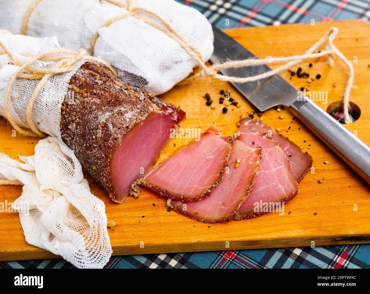 Filetto di maiale a fette con spezie su sfondo di legno Foto Stock Filetto di maiale a fette con spezie su sfondo di legno Foto Stock