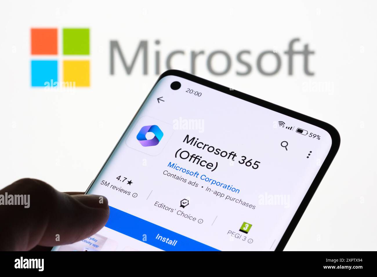 Microsoft 365 (Office) App Installation on smartphone with Microsoft Logo in background, Stafford, Regno Unito, 7 agosto 2024 Foto Stock