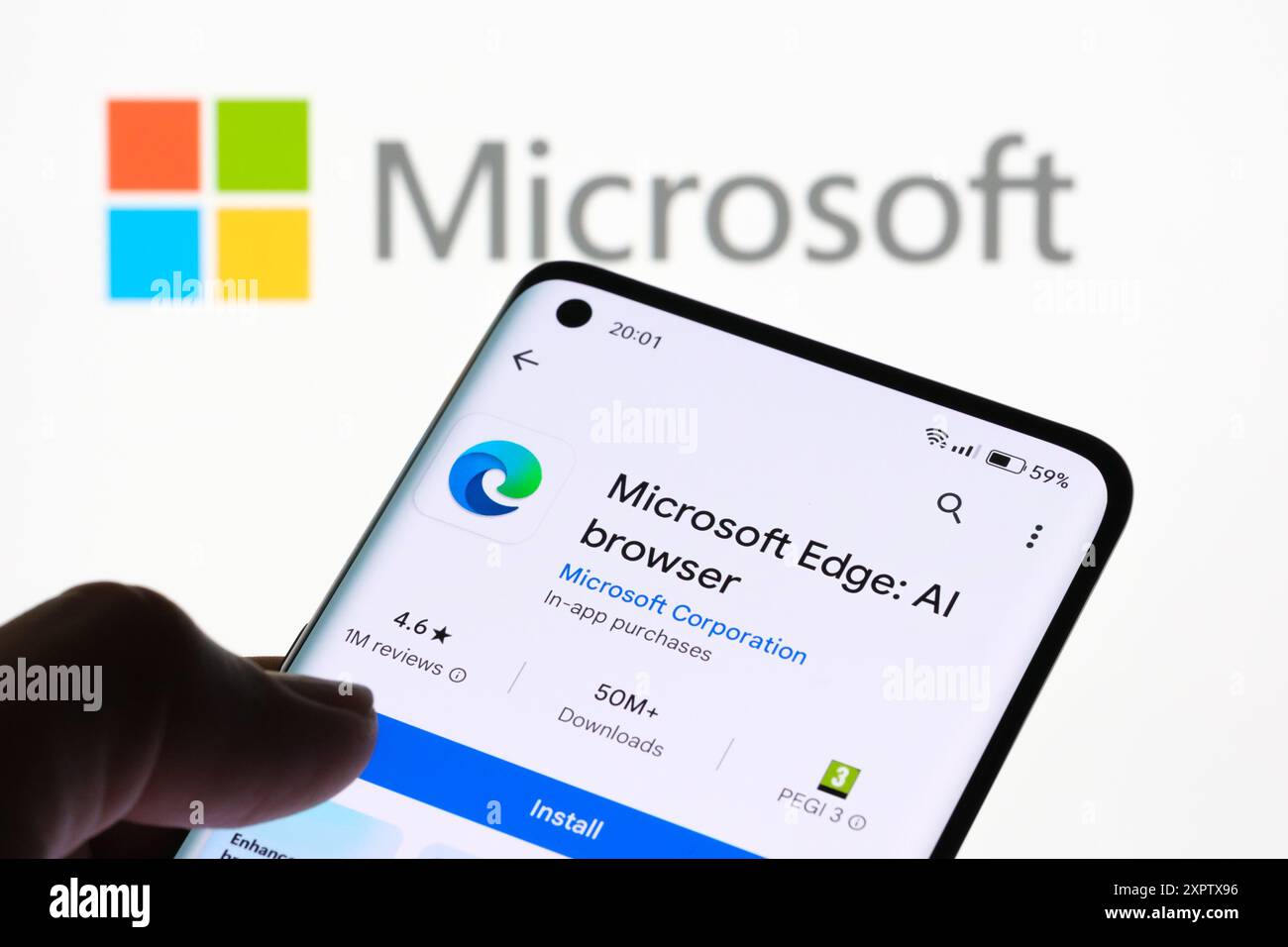 Microsoft Edge: Installazione dell'applicazione browser AI su smartphone con logo Microsoft in background, Stafford, Regno Unito, 7 agosto 2024 Foto Stock