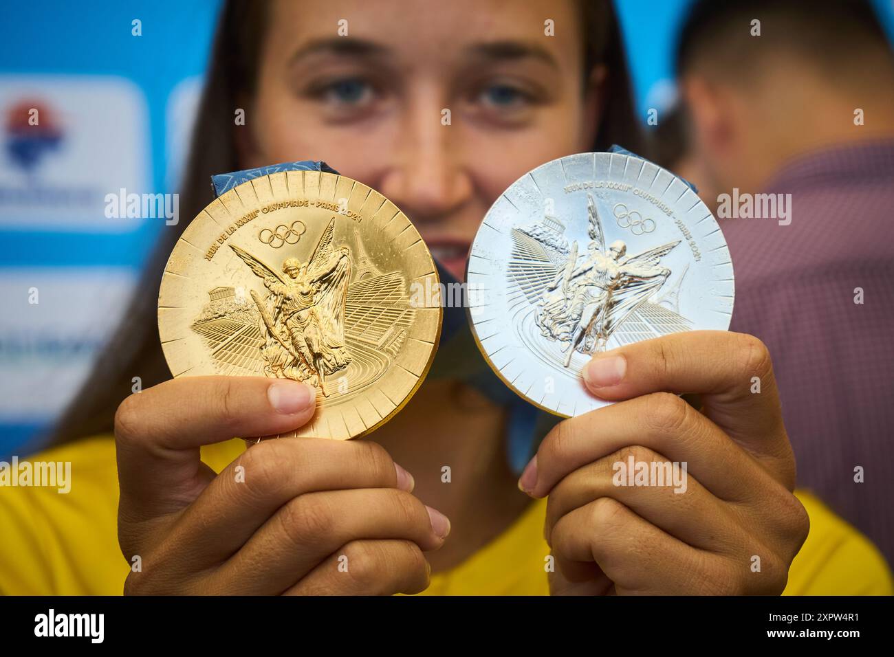 Otopeni, Romania. 7 agosto 2024: la canottiera Simona Radis posa con le sue medaglie d'oro e d'argento olimpiche vinte con l'equipaggio femminile di 8 1 rispettivamente a doppio sculls durante la cerimonia di arrivo delle squadre rumene di canottaggio, ginnastica e ping-pong dai Giochi Olimpici di Parigi 2024, all'Aeroporto Internazionale Henri Coanda di Bucarest, a Otopeni, in Romania. Crediti: lcv/Alamy Live News Foto Stock