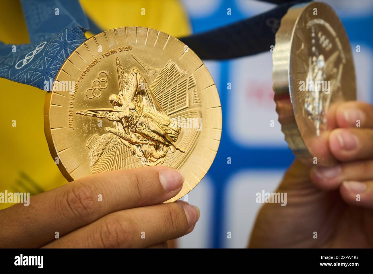 Otopeni, Romania. 7 agosto 2024: la canottiera Simona Radis posa con le sue medaglie d'oro e d'argento olimpiche vinte con l'equipaggio femminile di 8 1 rispettivamente a doppio sculls durante la cerimonia di arrivo delle squadre rumene di canottaggio, ginnastica e ping-pong dai Giochi Olimpici di Parigi 2024, all'Aeroporto Internazionale Henri Coanda di Bucarest, a Otopeni, in Romania. Crediti: lcv/Alamy Live News Foto Stock