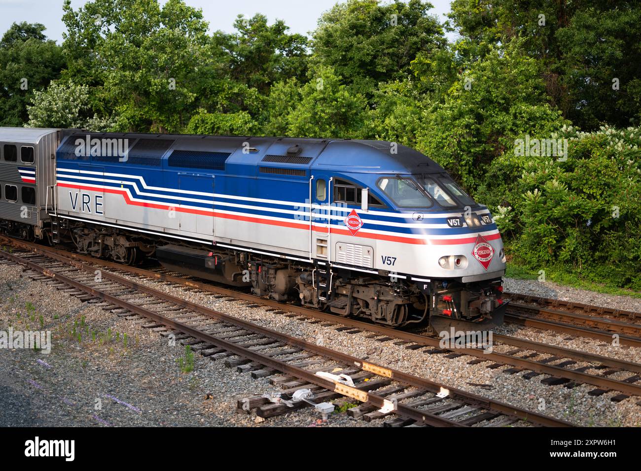 Virginia Railway Express Train Arlington Virginia // ARLINGTON, Virginia - Un treno passeggeri della Virginia Railway Express (VRE) che passa per Arlington, Virginia. Questo servizio ferroviario per pendolari collega i sobborghi della Virginia settentrionale a Washington DC, mostrando il sistema di trasporto pubblico integrato della regione. Foto Stock