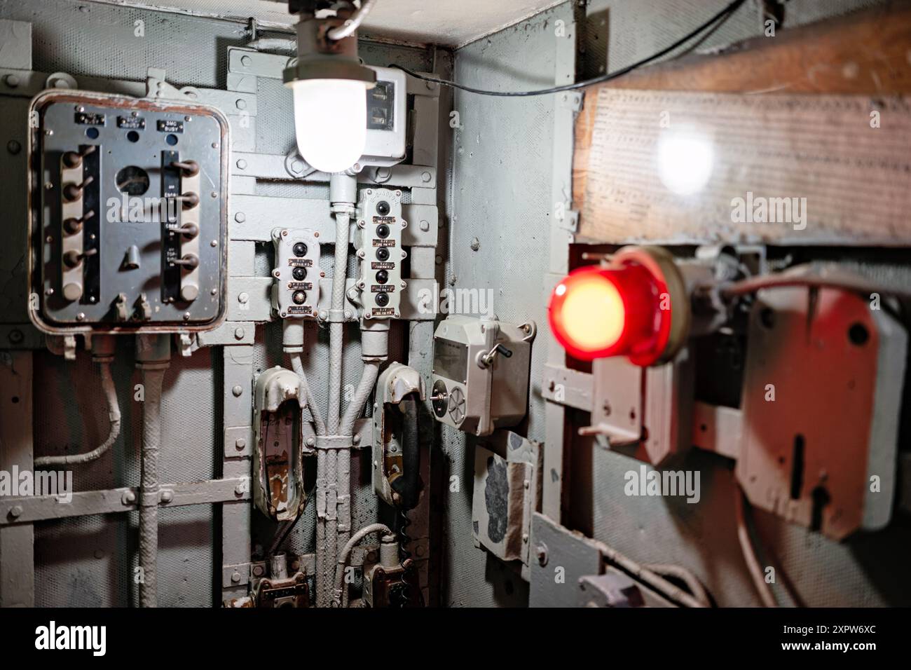 CHARLESTON, South Carolina, Stati Uniti - Dials, Switches e gauge all'interno della USS Yorktown presso il Patriots Point Naval & Maritime Museum. Questi pannelli di controllo e strumentazione fanno parte degli interni conservati della storica portaerei, mostrando la tecnologia utilizzata durante il suo servizio nella seconda guerra mondiale Foto Stock