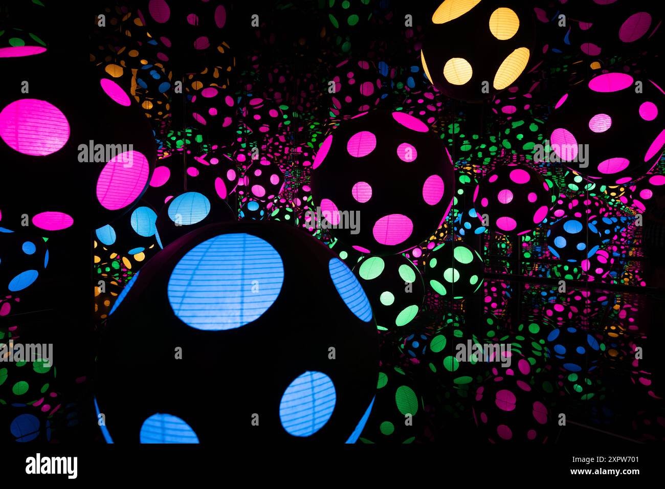 Yayoi Kusama Infinity Mirror Room Hirshhorn Museum Washington D.C. // WASHINGTON D.C., Stati Uniti — una delle Infinity Mirror Rooms dell'artista Yayoi Kusama, parte della mostra "One with Eternity: Yayoi Kusama in the Hirshhorn Collection" presso il Museo Hirshhorn sul National Mall di Washington D.C. questa mostra mostra mostra mostra presenta le iconiche sculture di zucca di Kusama e le immersive Infinity Mirror Rooms, evidenziando i suoi contributi all'arte contemporanea. Foto Stock