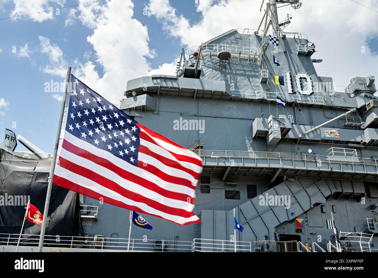 CHARLESTON, Carolina del Sud, Stati Uniti — la USS Yorktown (CV-10) attraccata al Patriots Point Naval & Maritime Museum nel porto di Charleston. Questa storica portaerei della seconda guerra mondiale, nota come "Fighting Lady", ha svolto un ruolo significativo nell'offensiva del Pacifico e in seguito è stata coinvolta nel recupero degli astronauti dell'Apollo 8. Foto Stock