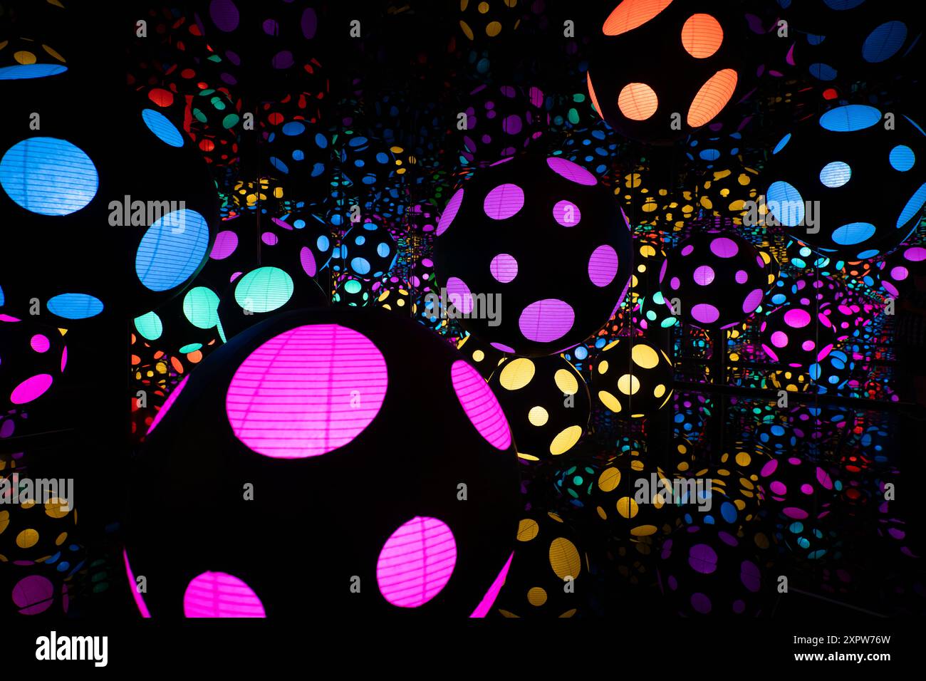 Yayoi Kusama Infinity Mirror Room Hirshhorn Museum Washington D.C. // WASHINGTON D.C., Stati Uniti — una delle Infinity Mirror Rooms dell'artista Yayoi Kusama, parte della mostra "One with Eternity: Yayoi Kusama in the Hirshhorn Collection" presso il Museo Hirshhorn sul National Mall di Washington D.C. questa mostra mostra mostra mostra presenta le iconiche sculture di zucca di Kusama e le immersive Infinity Mirror Rooms, evidenziando i suoi contributi all'arte contemporanea. Foto Stock