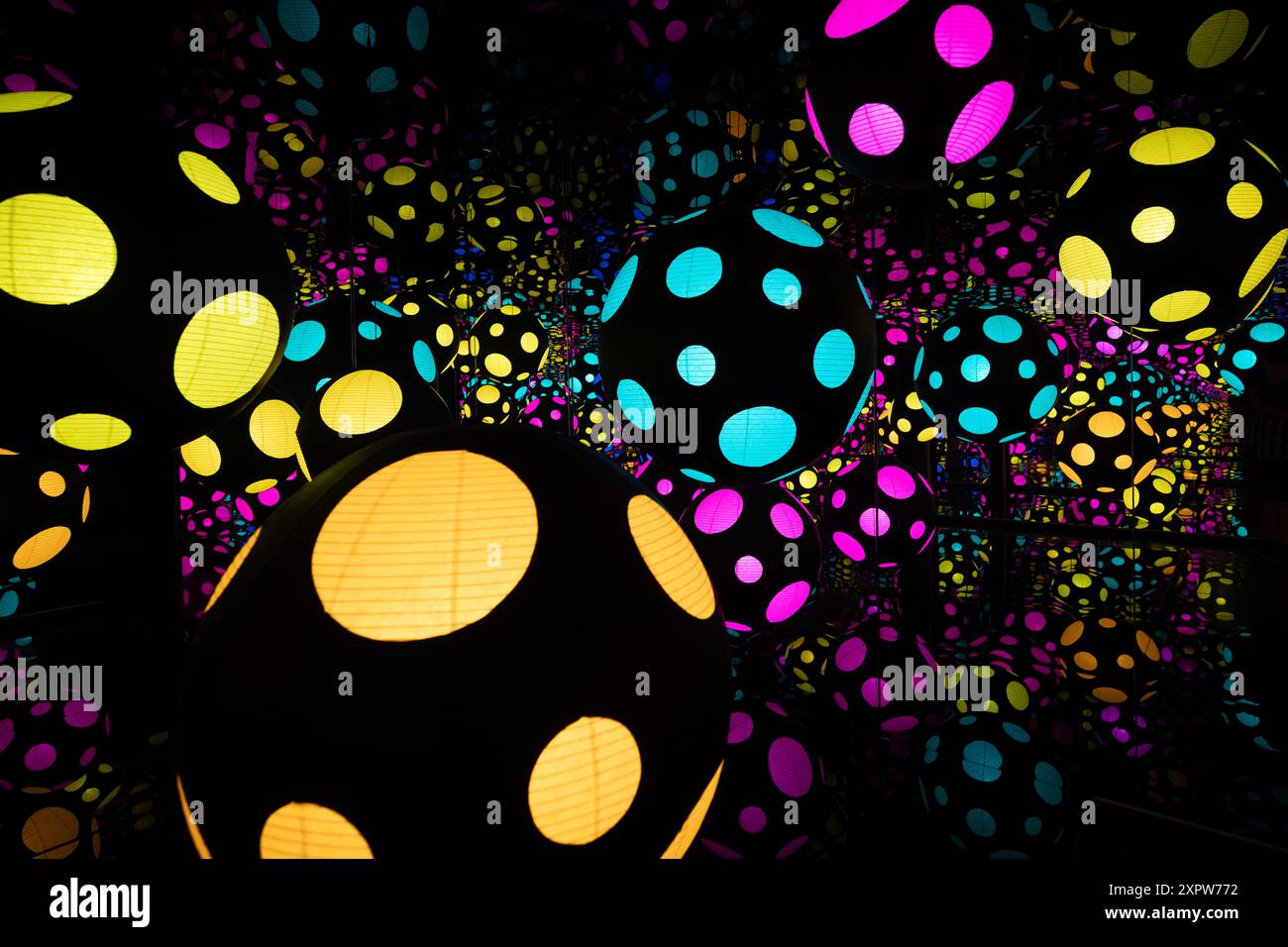 Yayoi Kusama Infinity Mirror Room Hirshhorn Museum Washington D.C. // WASHINGTON D.C., Stati Uniti — una delle Infinity Mirror Rooms dell'artista Yayoi Kusama, parte della mostra "One with Eternity: Yayoi Kusama in the Hirshhorn Collection" presso il Museo Hirshhorn sul National Mall di Washington D.C. questa mostra mostra mostra mostra presenta le iconiche sculture di zucca di Kusama e le immersive Infinity Mirror Rooms, evidenziando i suoi contributi all'arte contemporanea. Foto Stock