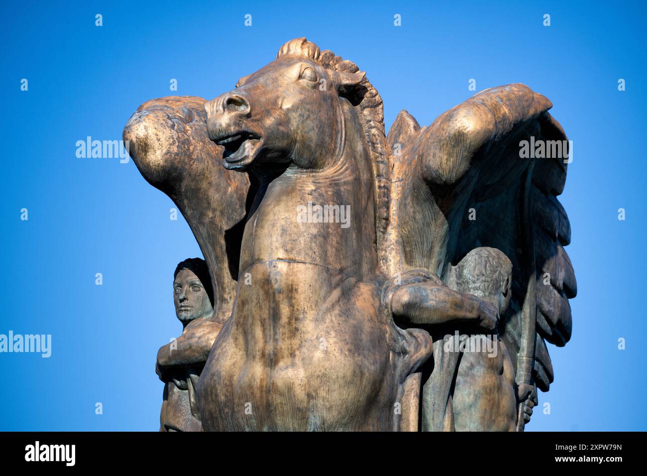 Music and Harvest Sculpture Rock Creek Parkway Washington D.C. // WASHINGTON D.C., Stati Uniti — Music and Harvest, parte del gruppo di scultura Arts of Peace dello scultore americano James Earle Fraser, incornicia l'ingresso al Rock Creek e al Potomac Parkway. Questa statuaria neoclassica, insieme all'aspirazione e alla letteratura, rappresenta temi classici ed è un punto di riferimento notevole a Washington D.C. Foto Stock Music and Harvest Sculpture Rock Creek Parkway Washington D.C. // WASHINGTON D.C., Stati Uniti — Music and Harvest, parte del gruppo di scultura Arts of Peace dello scultore americano James Earle Fraser, incornicia l'ingresso al Rock Creek e al Potomac Parkway. Questa statuaria neoclassica, insieme all'aspirazione e alla letteratura, rappresenta temi classici ed è un punto di riferimento notevole a Washington D.C. Foto Stock