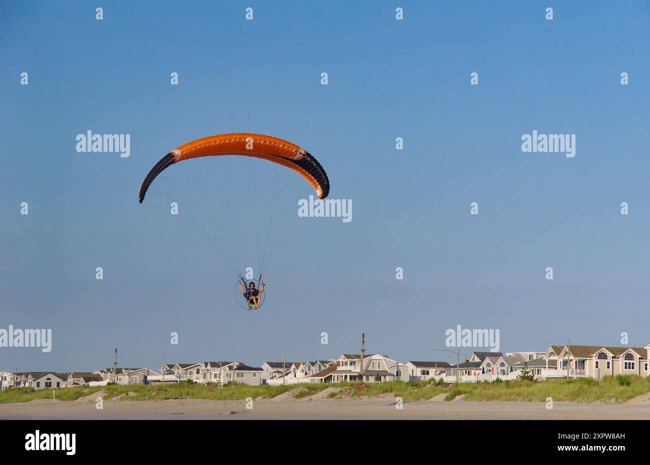 Parapendio/paramotore/PPG a motore sulla spiaggia di Sea Isle City, New Jersey, Stati Uniti Foto Stock