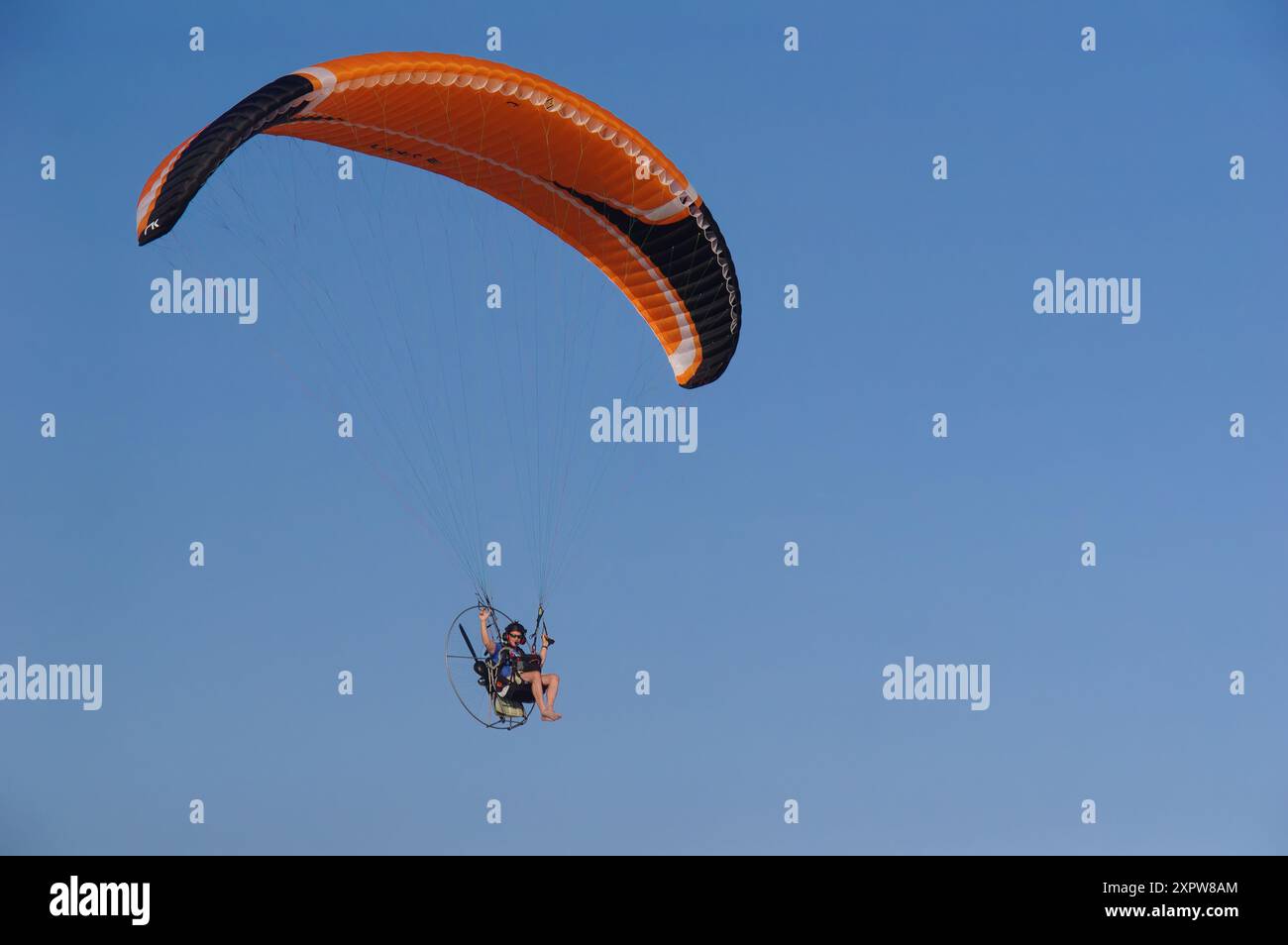 Parapendio/paramotore/PPG a motore sulla spiaggia di Sea Isle City, New Jersey, Stati Uniti Foto Stock
