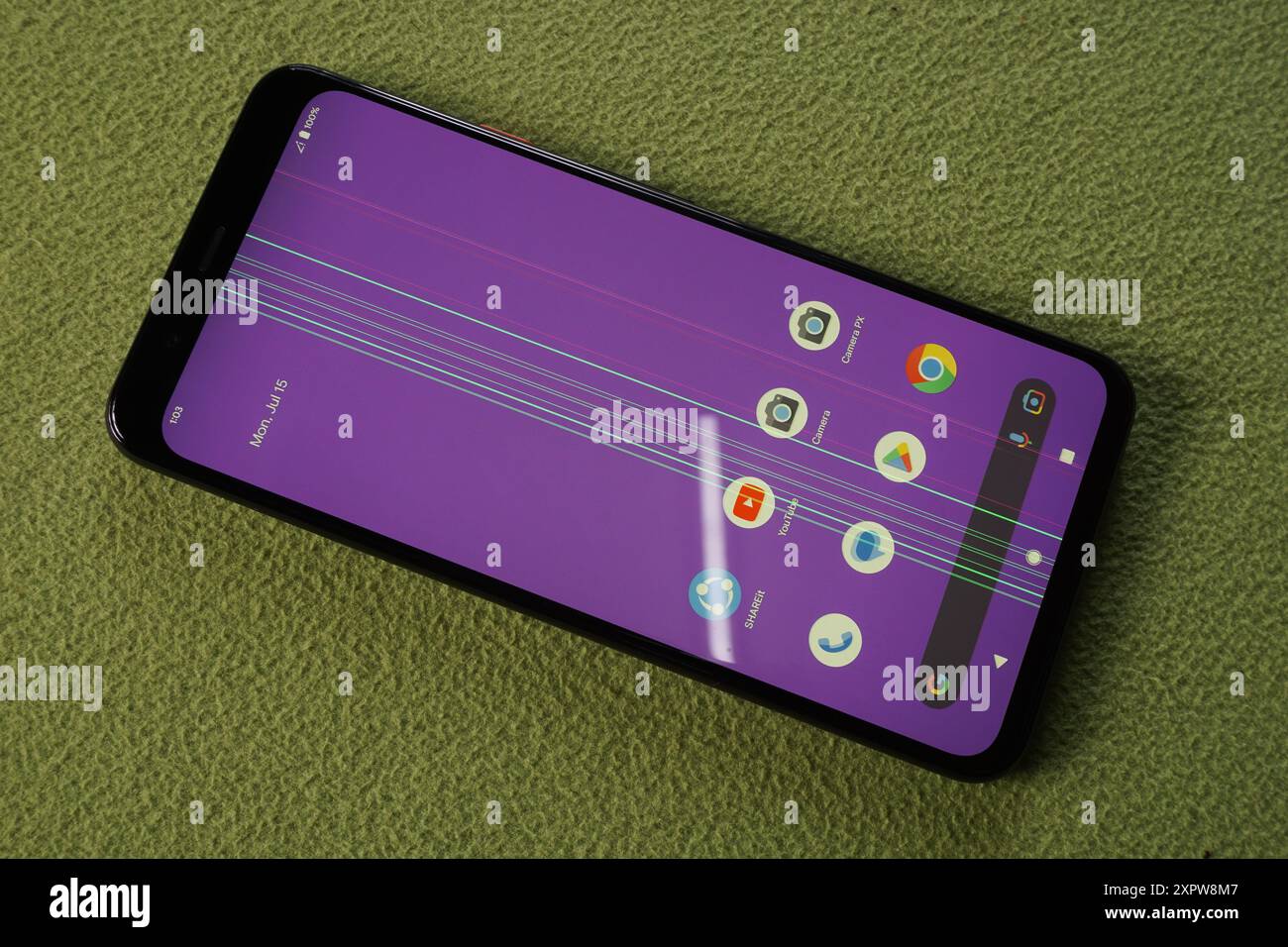 Terengganu, Malesia - 23 agosto 2024 : primo piano dei problemi di schermo verde su google pixel 4 su sfondo verde Foto Stock