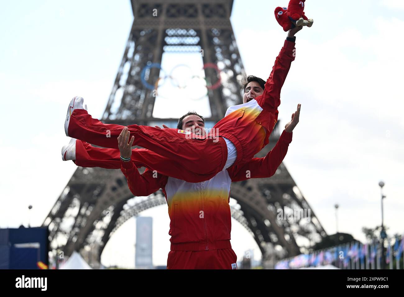 Pechino, Francia. 7 agosto 2024. Alvaro Martin (Back) e Maria Perez di Spagna festeggiano dopo la maratona staffetta a piedi mista di atletica leggera ai Giochi Olimpici di Parigi 2024 a Parigi, Francia, 7 agosto 2024. Crediti: Canzone Yanhua/Xinhua/Alamy Live News Foto Stock