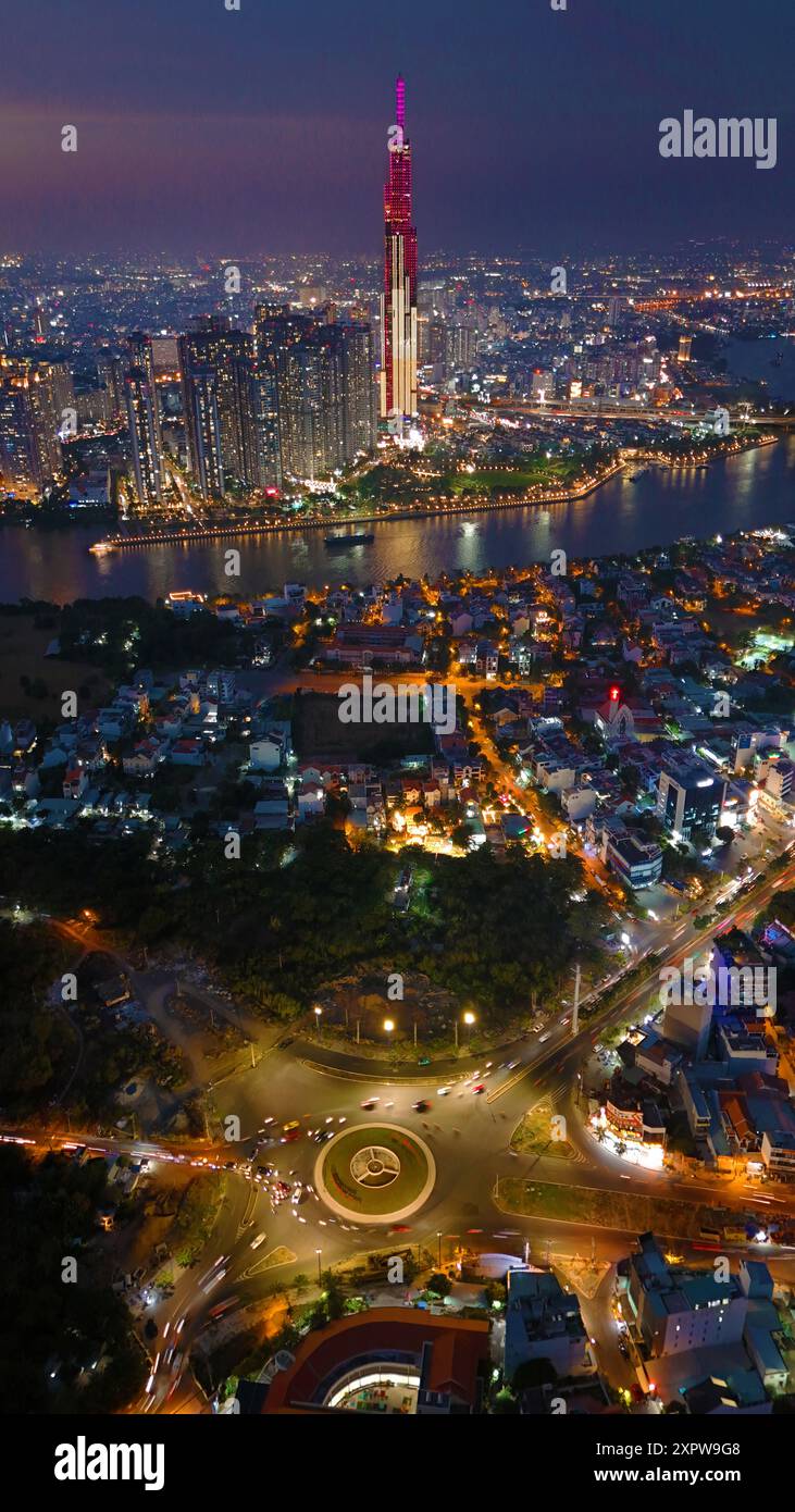 Una vista aerea della città di ho chi Minh al tramonto, un cielo vivace e colorato, il grattacielo Landmark 81 illuminato, il fiume Saigon riflesso nelle luci della città Foto Stock