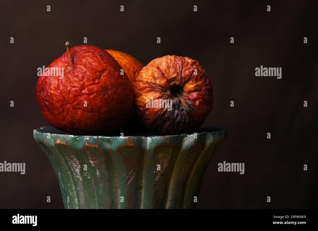 Mele marcire su un piedistallo. Foto Stock