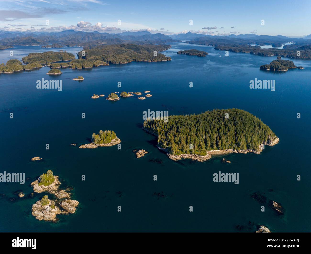 Fotografia aerea del parco marino dell'arcipelago di Broughton e dell'ingresso di Knight Inlet, territorio delle prime Nazioni, territori tradizionali della K. Foto Stock