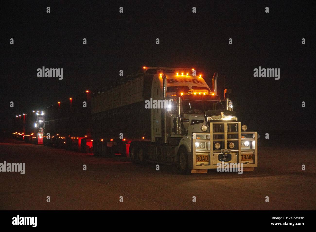 Road train, William Creek, Oodnadatta Track, Outback, Australia meridionale, Australia Foto Stock