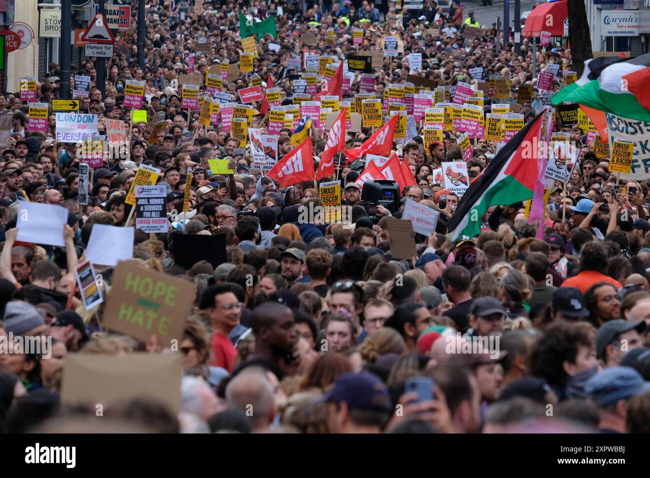 Londra, Regno Unito, 7 agosto 2024. Una visione generale della folla che partecipa ad un raduno a Walthamstow, organizzato come una contro-dimostrazione da Stand Up to Racism (SUTR), davanti a una protesta di estrema destra che si dice abbia preso di mira un ufficio immigrazione locale - che non si è materializzato. Una lista di 39 uffici legali e organizzazioni di beneficenza per l'immigrazione è stata pubblicizzata sui social media, con contro-proteste pianificate in 30 sedi in tutto il paese. Credito: Fotografia dell'undicesima ora/Alamy Live News Foto Stock