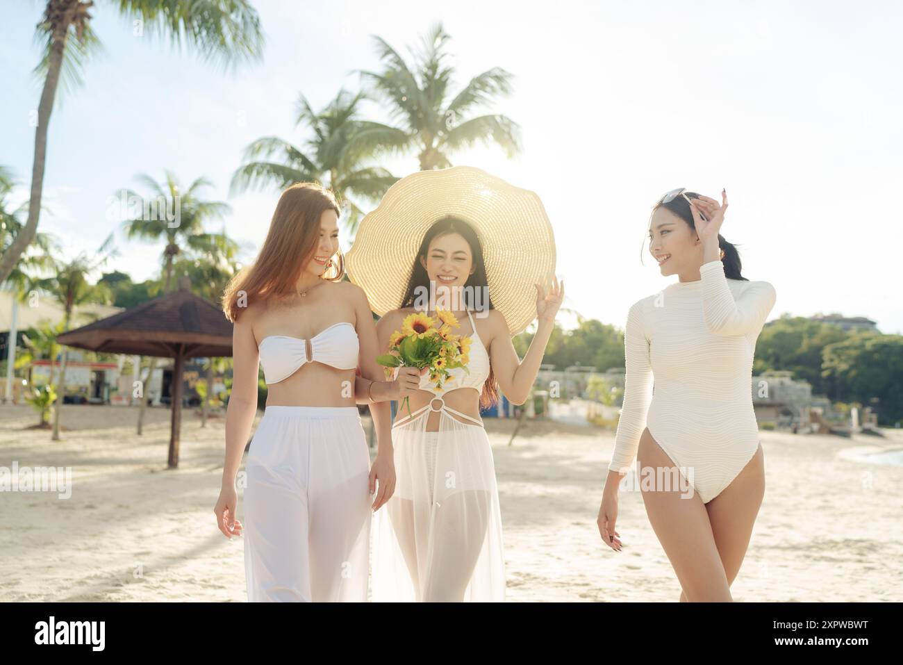 Bellissime ragazze asiatiche in spiaggia bianca indossano temi che si divertono insieme in spiaggia Foto Stock