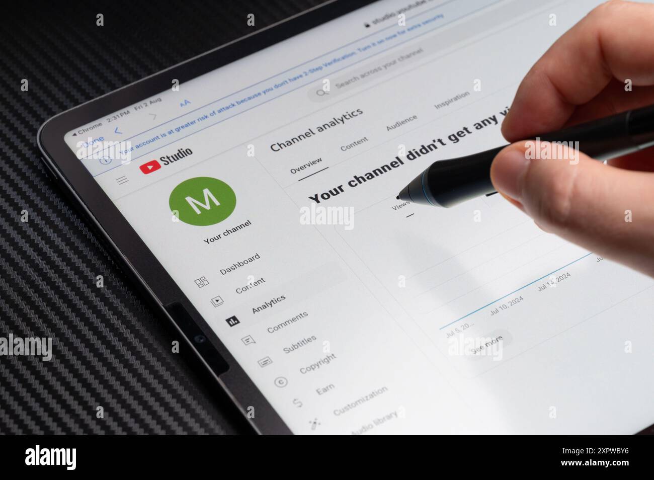 New York, USA - 2 agosto 2024: Analisi dei canali YouTube su schermo tablet macro vista ravvicinata Foto Stock
