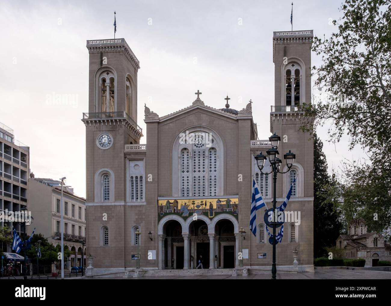 Facciata della Cattedrale metropolitana dell'Annunciazione, popolarmente conosciuta come Metropolis o Mitropoli, la chiesa cattedrale della Grecia. Foto Stock